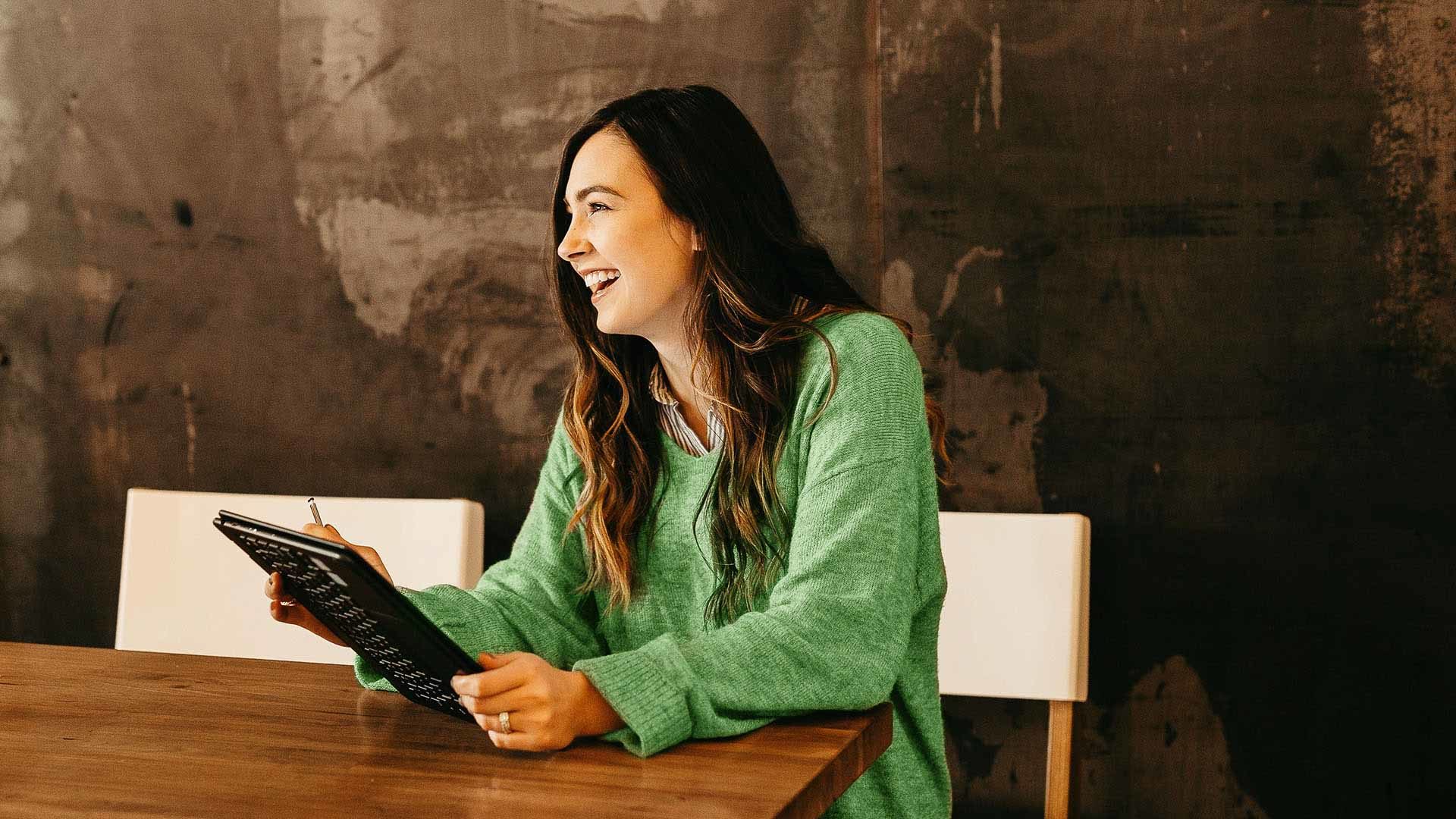 Lachende Frau mit Tablet