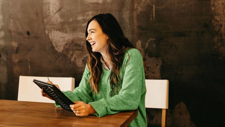 Lachende Frau mit Tablet